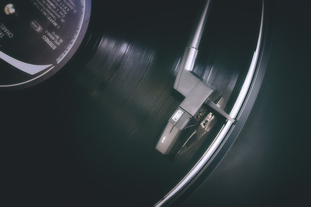vinylová deska v gramofonu