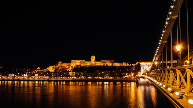 noční Budapešť